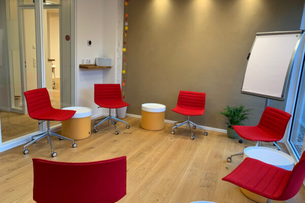 Die Lounge bietet sich auch für Kleingruppenarbeit an und kann dazu mit ergonomischen Sitzmöbeln und Beistelltischchen ausgestattet werden. 