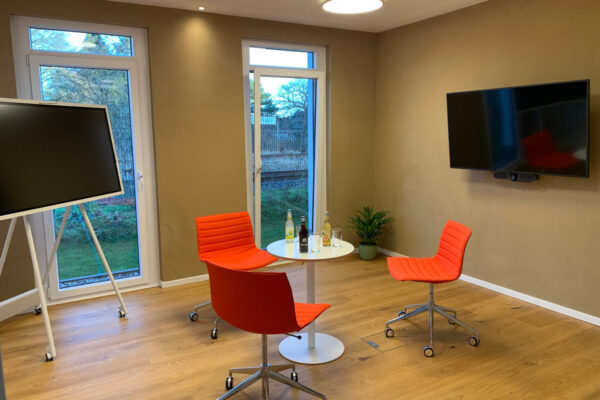 Kleingruppen oder Coachings passen perfekt in den Seminarraum AUGENBLICK. Hier mit einer Caféhaus-Bestuhlung mit kleinem Rundtisch und ergonomischen Sitzmöbeln. 