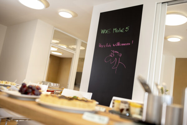 Eine Tafelwand in der Küche lässt sich individuell beschriften und ist vom Eingang her direkt zu sehen. Begrüßen Sie Ihre Gäste hier mit einem persönlichen Spruch.