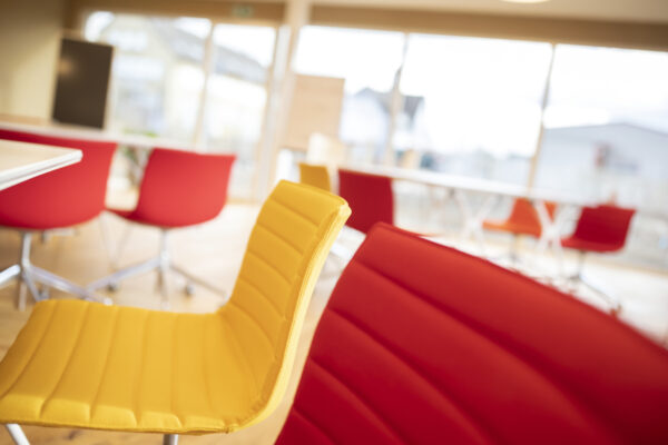 Einen farbenfrohen Anblick bieten die bunten Stühle im Seminarraum Momentum.